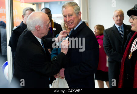 Der Prinz von Wales trifft die Einheimischen (Namen nicht angegeben) Tottenham, London. DRÜCKEN Sie VERBANDSFOTO. Bilddatum: Donnerstag, 9. Februar 2012. Der Prinz von Wales und die Herzogin von Cornwall wurden von überraschten Einheimischen begrüßt, als sie nach Tottenham zurückkehrten, um Geschäfte zu besuchen, die bei den Unruhen im vergangenen August verwüstet wurden. Charles und Camilla sprachen mit Leuten von lokalen Unternehmen in der neuen Post, dem Pride of Tottenham Pub, und der Ecke, wo Carpetright einst stand, sechs Monate seit der dritten Nacht der Unruhen. Sie besuchten Tottenham zuletzt kurz nach den Unruhen im August letzten Jahres Stockfoto