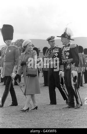 Königin Elisabeth II., begleitet vom Herzog von Edinburgh und LT-Gouverneur Sir John Paul, rechts, als sie in ihrer Eigenschaft als Lord of man, besuchte die Jahrtausendfeier des Tynwald, der Legislative der Isle of man. Es wird behauptet, das älteste ständige parlamentarische Organ der Welt zu sein Stockfoto