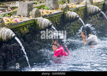 Indonesien, Bali, Gianyar, betende Frauen im Wasser von der Hindu-Tempel Pura Tirta Empul Stockfoto