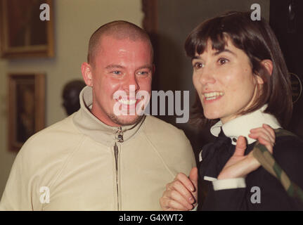 Modedesigner Alexander McQueen mit Designerin Bella Freud bei der Ausstellung „Photographs by Snowdon, A Retrospective“ zum Werk von Lord Snowdon in der National Portrait Gallery in London. * 4/12/00: Der britische Designer McQueen verriet, dass er mit dem italienischen Modegiganten Gucci Group einen Vertrag zur Entwicklung seines Londoner Labels getroffen hat. The enfant terrible' der Modewelt hat 51 % seines Geschäfts an das florentinische Unternehmen verkauft und dabei das Gleichgewicht selbst behalten. Stockfoto