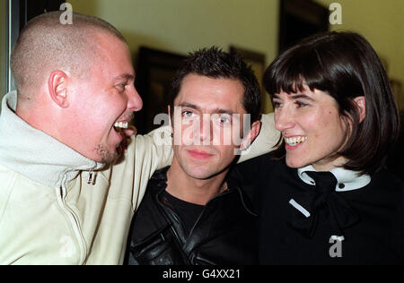 Modedesigner Alexander McQueen (links) mit Designerin Bella Freud (rechts) bei der Ausstellung „Photographs by Snowdon, A Retrospective“ zum Werk von Lord Snowdon in der National Portrait Gallery in London. Stockfoto