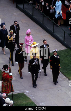 Unter der Leitung von Beamten, Prinzessin Alexandra (in gelb) und ihr Mann Angus Ogilvy, rechts, und Prinz Michael von Kent, links, gefolgt von der Herzog und Herzogin von Kent, und die Herzogin von Gloucester und Prinz Richard von Gloucester, Ankunft für die Investitur des Prinzen von Wales in Caernarfon Castle Stockfoto