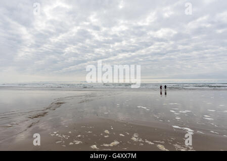 USA, Oregon, Cannon Beach, paar am Strand Stockfoto