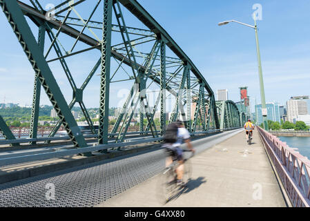 USA, Oregon, Portland, mit dem Fahrrad über die Brücke, Hawthorne Bridge in Portland Stockfoto