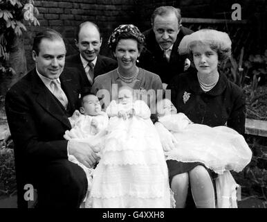 PA Photo 13/4/1957 drei Babys, die am gleichen Wochenende geboren wurden, sind in Christ Church, Victoria Road, Kensington, London für die Taufe des achtwöchigen alten Richard Herbert, (Mitte auf dem Schoß seiner Mutter) Lady Page abgebildet. Links der Hon. James Tennant, zweiter Sohn von Lord Glenconner, hält seinen kleinen Sohn Alexander David Gabriel. Rechts, Lady Anne Tennant, Ehefrau des Hon. Colin Tennant, Lord Glenconners Erbe hält ihren Sohn Charles. Dahinter stehen Colin Tennant (links) und Sir John Paget Stockfoto