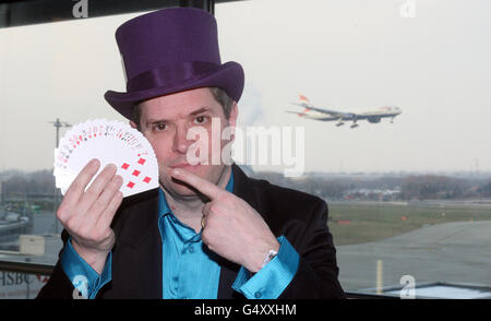 Der Zauberer Mike Stoner unterhält Passagiere an der Bar Crown Fluers im Terminal 5 des Flughafens Heathrow im Westen Londons, bevor sie zu ihren ausländischen Zielen fliegen. DRÜCKEN SIE VERBANDSFOTO. Bilddatum: Freitag, 10. Februar 2012. Bildnachweis sollte lauten: Steve Parsons/PA Wire Stockfoto