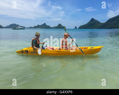 Thailand, Surat Thani, Ko Samui, paar Kajak Stockfoto