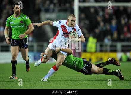 Gary Wheeler von St Helens wird von Shannon McPherson von Salford City Reds während eines Spiels der Stobart Super League im Langtree Park, St. Helens, angegangen. Stockfoto