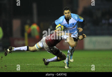 Rugby Union - Aviva Premiership - Sale Sharks gegen Worcester Warriors - Edgely Park. Worcesters Danny Gray wird während des Aviva Premiership-Spiels im Edgely Park, Sale, von Sale Sharks Kearnan Myall angegriffen. Stockfoto