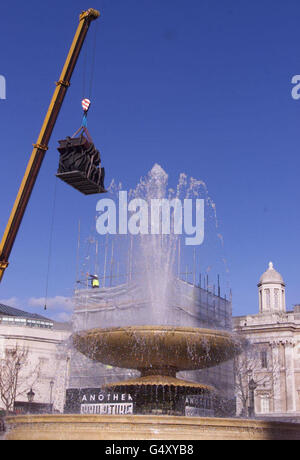 Krane senken eine neue 11-Tonnen-Skulptur auf den leeren Sockel des Londoner Trafalgar Square. Bill Woodrows Bronzeskulptur, unabhängig von der Geschichte genannt, wurde vor der offiziellen Enthüllung am 15/3/2000 in Position gebracht. * die Installation umfasst die Sicherung der Skulptur in drei Abschnitten, die einen Kopf, ein Buch und einen Baum darstellen. Stockfoto