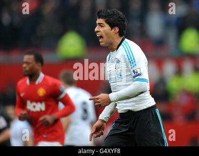 Fußball - Barclays Premier League - Manchester United / Liverpool - Old Trafford. Der Liverpooler Luis Suarez reagiert auf eine Herausforderung durch den Manchester United-Amerikaner Rio Ferdinand gegen Ende der ersten Halbzeit Stockfoto