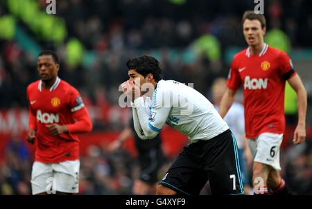 Fußball - Barclays Premier League - Manchester United / Liverpool - Old Trafford. Der Liverpooler Luis Suarez reagiert auf eine Herausforderung durch den Manchester United-Amerikaner Rio Ferdinand gegen Ende der ersten Halbzeit Stockfoto