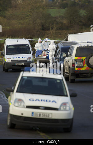 Gardai am Schauplatz einer tödlichen Schießerei im Spring Vale Housing Estate, Cloonfad, Co. Roscommon. Stockfoto