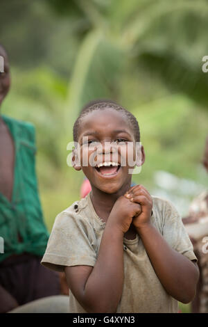 Ein glückliches Kind in ländlichen Kasese District, Uganda, Ostafrika. Stockfoto