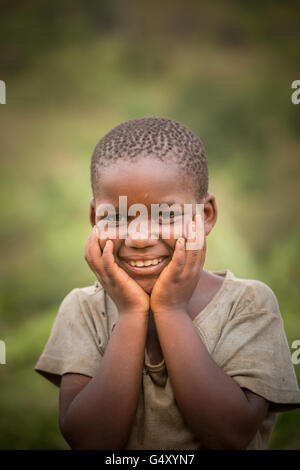 Ein glückliches Kind in ländlichen Kasese District, Uganda, Ostafrika. Stockfoto