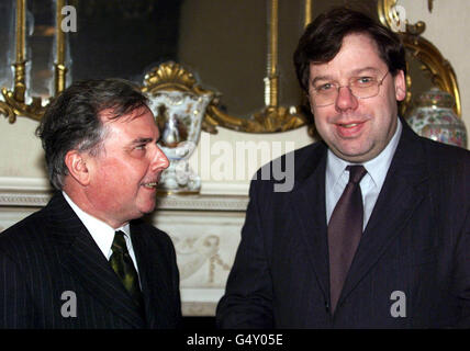 Sean Neeson (L), Vorsitzender der Northern Ireland Alliance Party, und Brian Cowen, irischer Außenminister, zu Gesprächen über den Friedensprozess in Dublin. Stockfoto