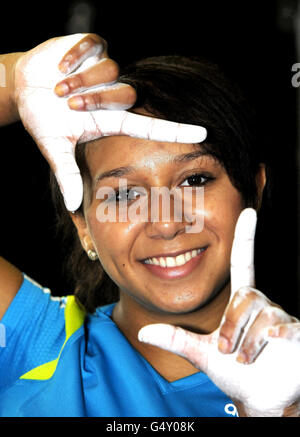 Gewichtheber Zoe Smith während einer Fotozelle am High Performance Center der Leeds University. Stockfoto