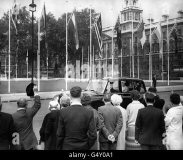 Königin Elizabeth II. Und der Herzog von Edinburgh kommen in der Westminster Hall an, um die siebte Nachkriegskonferenz der Commonwealth Parliament Association in der Westminster Hall zu eröffnen. Stockfoto