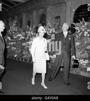 Queen Elizabeth II am Bahnhof Euston, London. Stockfoto