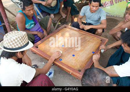 Einheimische Männer Brettspiel Carrom (Karrom), Old Bagan archäologische Zone, Region, Mandalay, Myanmar Stockfoto