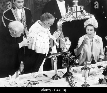 Königin Elizabeth II. Wird vom Erzbischof von Canterbury, Dr. Michael Ramsey, links, getoastet. Und der Oberbürgermeister von London, Sir Ralph Perring, bei einem Mittagessen, das der Oberbürgermeister und die City Corporation im Guildhall, London, gegeben haben, um die Königin und den Herzog von Edinburgh von ihrer Australasienreise nach Hause zu begrüßen. Stockfoto