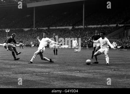 Denis Law (links) von Manchester United schießt beim FA-Cup-Finale 1963 in Wembley auf das erste Tor für United gegen Leicester City. Endergebnis 3 - 1 für United. Stockfoto