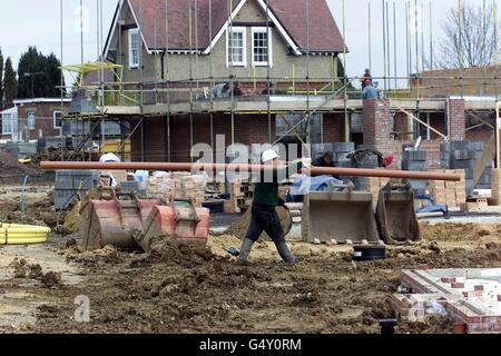 Neue Häuser im Bau auf einer Grünfläche in Hampshire, einem Ackerland, das stark entwickelt wurde. Der stellvertretende Premierminister John Prescott gab Zahlen über die Anzahl der neuen Häuser bekannt, die in den nächsten zehn Jahren im Südosten gebaut werden sollen. 17/03/2004: Ein von der Regierung in Auftrag gegebener Bericht war Mittwoch, den 17. März 2004, der voraussichtlich bis zu 100,000 zusätzliche neue Häuser pro Jahr - über die bereits errichteten - in dem Bemühen, die wachsende Nachfrage zu befriedigen, zu fordern. Eine Überprüfung der Wohnungsversorgung, durchgeführt von Kate Barker, Mitglied der Geldpolitik der Bank of England Stockfoto