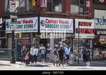 Ecke 8th Ave & 42nd Street gegenüber dem Port Authority Busterminal in Manhattan. Stockfoto