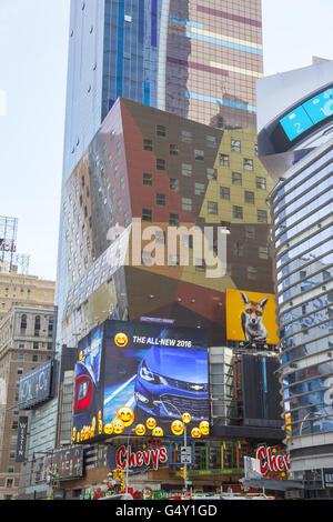 Neuere Architektur an der Westseite von Midtown Manhattan enthält auch Farbe in seinem Design. Stockfoto