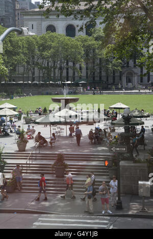 Blick über 6th Avenue in Bryant Park, die New York Public Library im Hintergrund in Midtown Manhattan, NYC. Stockfoto