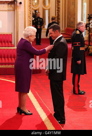 Königin Elizabeth II. Überreicht Golfer Lee Westwood während einer Investiturzeremonie im Buckingham Palace im Zentrum von London seine Officer of the British Empire (OBE) Medaille. Stockfoto