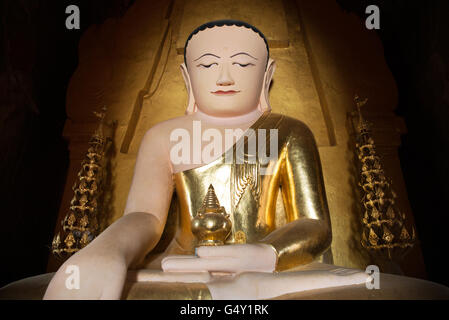 Sitzung Statue eines Buddhas mit amrita in seiner linken Hand, Iza Gawna Pagode, alte archäologische Zone Bagan, Myanmar Stockfoto