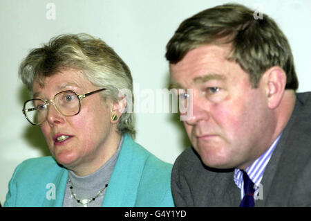 Dr. Barbara Bannister und Dr. William Weir, die beiden Ärzte, die einen britischen Mann wegen der hochinfektiösen Tropenkrankheit Lassa Fever behandeln. Die Ärzte sagten, dass sich der namenlose Mann, Anfang 50 und aus Kent, in einem kritischen Zustand befindet. *der Patient wird in einem versiegelten Zelt in der Hochsicherheitseinheit für Infektionskrankheiten an der Einheit aufbewahrt. Stockfoto