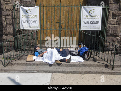 Obdachloser Mann und Frau zu schlafen, auf den Stufen der Greenwood Baptsit Kirche an der 7th Avenue in Park Slope, Brooklyn, NY Stockfoto