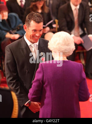 Königin Elizabeth II. Überreicht Golfer Lee Westwood während einer Investiturzeremonie im Buckingham Palace im Zentrum von London seine Officer of the British Empire (OBE) Medaille. Stockfoto