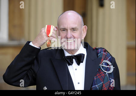 Sir Charles Allen, nachdem er seine Ritterschaft von Queen Elizabeth II nach einer Investiturzeremonie im Buckingham Palace im Zentrum von London erhielt. Stockfoto