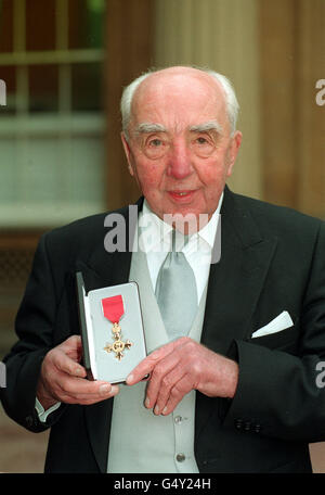 Phil Drabble, 79, berühmt für seine Schaffhundprobesendung „One man and his Dog“ im Buckingham Palace, nachdem er von der Queen seine OBE erhalten hatte. Stockfoto