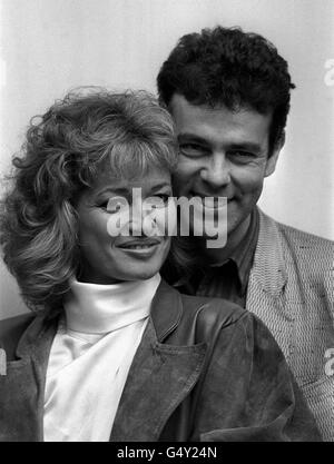 Actresse Stephanie Beacham, 36, in London mit dem Schauspieler Richard Morant, ihrem Hauptdarsteller in der neuen 13-teiligen ITV-Serie „Connie“ von Central TV. Stephanie, die Rose in 'Tenko' spielte, übernimmt die Titelrolle in dem Drama, das in Nottingham gedreht wurde. Stockfoto