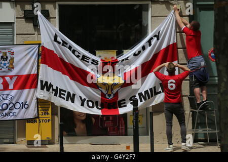 England-Fans hängen Fahnen vor einer Bar im Ort Jean Jaures, Saint-Etienne, vor der Euro 2016 Mannschaftsspiel in der Stadt am Montag. Stockfoto