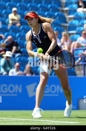 Die Französin Alize Cornet in Aktion während ihres ersten Spiels gegen die Dänin Caroline Wozniacki im AEGON International 2016 im Devonshire Park, Eastbourne. DRÜCKEN SIE VERBANDSFOTO. Bilddatum: Sonntag, 19. Juni 2016. Siehe PA Geschichte Tennis Eastbourne. Das Foto sollte lauten: Gareth Fuller/PA Wire. Stockfoto