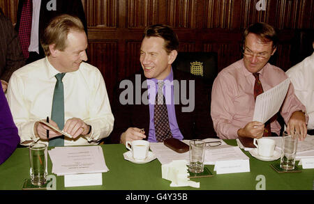 Schattenkanzler Michael Portillo (C) nimmt seinen Platz im Schattenkabinett von Westminster mit dem Schattenaußenminister Francis Maude (L) und dem Schattennordirischen Sekretär Andrew Mackay ein. Das neue Line-up trifft sich zum ersten Mal. * im Unterhaus. Stockfoto