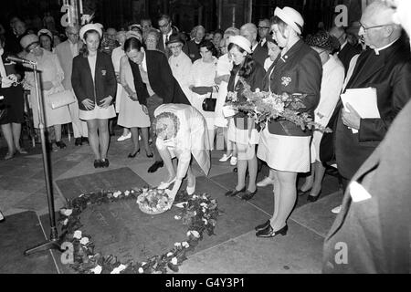 Frau A. Waley, eine Enkelin von Charles Dickens und Vizepräsidentin der Dickens Fellowship, legt Blumen auf das Grab von Charles Dickens in der Westminster Abbey, im Dienst des Erntedankfestes und der Gedenkfeier zum 100. Todestag von Charles Dickens. Die Blumen kamen aus dem Garten von Gad's Hill, wo Charles Dickens starb. Stockfoto