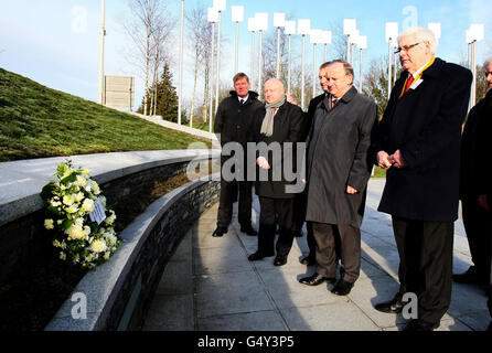 Laurence Robertson MP (zweiter rechts) mit Ausschussmitgliedern und Michael Gallagher (rechts), der seinen Sohn Aidan beim Bombenanschlag in Omagh verloren hatte, nachdem er im Namen des Nordirland-Ausschusses im Gedenkgarten in Omagh, Co Tyrone, einen Kranz niedergelegt hatte. Stockfoto