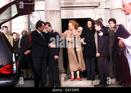 Familie und Freunde nehmen an der Beerdigung des Ballykissangel-Stars Tony Doyle in der Terenure College Chapel in South Dublin Teil. Doyle, der Millionen von Zuschauern als Unternehmer Brian Quigley im BBC-Drama bekannt war, starb im St. Thomas's Hospital in London. Stockfoto