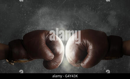 Zwei braune alte Boxhandschuhe gemeinsam getroffen Stockfoto