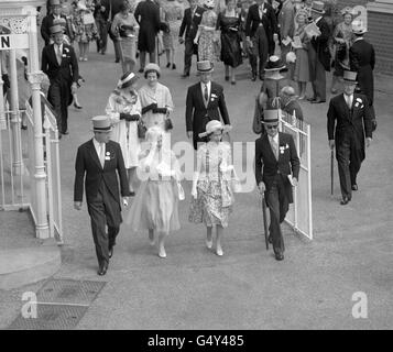 Königin Elisabeth II. Und die Königin Mutter am zweiten Tag von Royal Ascot. Stockfoto