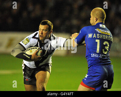 Steve Pickersgill von Widnes Vikings hält Wakefield Wildcats' Danny Washbrook während des Stobart Super League-Spiels im Stobart Stadium in Widnes zurück. Stockfoto