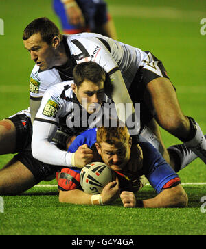 Steve Pickersgill von Widnes Vikings und Kurt Haggerty bekämpfen Steve Southern von Wakefield Wildcats während des Spiels der Stobart Super League im Stobart Stadium in Widnes. Stockfoto