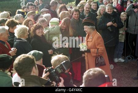 Königin Elizabeth II. In der West Newton Church in der Nähe von Sandringham in Norfolk, wo sie die Gruseligen begrüßte und ihnen für ihre Sorge um die Königin Mutter dankte, die kürzlich erkältet wurde. Stockfoto