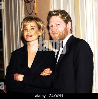 Der Schauspieler und Filmregisseur Kenneth Branagh und die amerikanische Schauspielerin Jessica lange bei den Evening Standard British Film Awards, die im Savoy Hotel in London verliehen wurden. Stockfoto